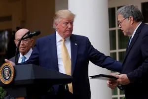 Tổng thống Donald Trump và Tổng chưởng lý Bill Bar trong một bài phát biểu vào ngày 11-7 ở Nhà Trắng