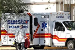 Một nhân viên y tế bước ra từ xe cứu thương của Bệnh viện đa khoa St. Petersburg, bang Florida, nơi các bệnh nhân nhiễm COVID-19 đang được điều trị. ẢNH: REUTERS/Octavio Jones/CNA.