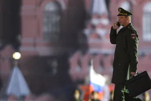 Một sĩ quan Nga sử dụng điện thoại di chuyển trên Quảng trường Đỏ (Ảnh chụp vào tháng 6-2018). Ảnh: TASS