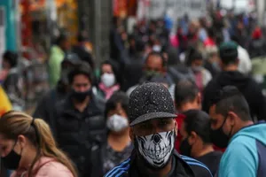 Một người đàn ông đeo khẩu trang đi bộ tại một khu phố mua sắm nổi tiếng ở Sao Paulo, Brazil, ngày 15-7.