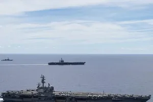 Hai tàu sân bay USS Ronald Reagan và USS Nimitz trên Biển Đông vào ngày 6-7. Ảnh: AP