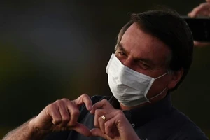 Tổng thống Brazil Jair Bolsonaro vẫn chưa hết nhiễm COVID-19 trong lần xét nghiệm thứ ba.