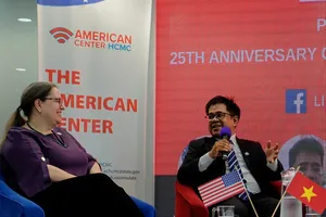 Tổng Lãnh sự Mỹ tại TP.HCM Marie Damour (trái) và Tiến sĩ Nguyễn Thành Trung (phải) tại buổi tọa đàm chiều 23-7. Ảnh: QUANG TUỆ