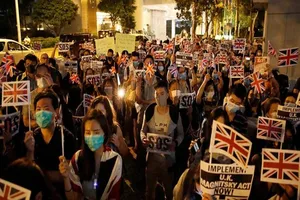 Người biểu tình cầm cờ Anh trước lãnh sự quán Anh tại Hong Kong ngày 23-10-2019.