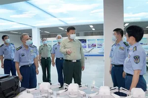 Chủ tịch Trung Quốc Tập Cận Bình (giữa khung hình) thị sát khu vực huấn luyện máy bay không người lái ở Đại học Phòng không - không quân Thường Xuân (Cát Lâm) ngày 23-7. Ảnh: TÂN HOA XÃ