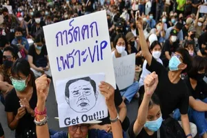 Người biểu tình Thái Lan kêu gọi Thủ tướng Prayuth Chan-ocha từ chức. Ảnh: REUTERS.