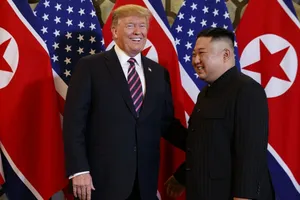 Tổng thống Donald Trump (trái) và Chủ tịch Triều Tiên Kim Jong-un (phải) gặp nhau ở hội nghị thượng đỉnh lần hai tại thủ đô Hà Nội vào tháng 2-2019. Ảnh: REUTERS