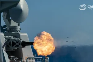 Tàu khu trục tên lửa dẫn đường Hengyang (Hull 568) của Trung Quốc diễn tập bắn đạn thật tại Biển Đông ngày 18-6. Ảnh: CHINA MILITARY