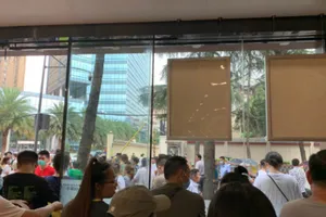 Rất đông người tụ tập ngoài Lãnh sự quán Mỹ tại Thành Đô. Ảnh: MOOOL / TWITTER