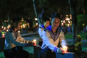 Hàng ngàn ngọn nến tri ân thắp sáng Nghĩa trang liệt sỹ