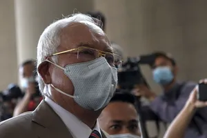 Cựu Thủ tướng Malaysia Najib Razak vào Tòa Thượng thẩm Kuala Lumpur sáng 28-7. Ảnh: THE STAR