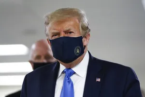 Tổng thống Donald Trump đeo khẩu trang khi thăm một cơ sở nghiên cứu phát triển vaccine ngừa COVID-19. Ảnh: REUTERS.