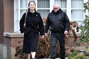 Giám đốc tài chính Huawei Mạnh Vãn Châu trên đường đến phiên tòa xét xử dẫn độ ở TP Vancouver (Canada) vào tháng 1. Ảnh: REUTERS