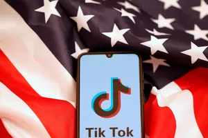 Logo Tik Tok hiển thị trên điện thoại trên nền cờ Hoa Kỳ, ảnh minh họa chụp vào ngày 8 -11 năm 2019.Ảnh: REUTERS