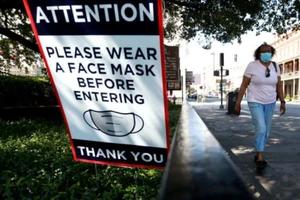Biển cảnh báo đeo khẩu trang ở TP New Orleans, bang Louisiana (Mỹ) vào ngày 14-7. Ảnh: GETTY IMAGES