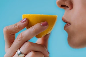 So với ho, sốt, khó thở thì triệu chứng mất khứu giác ở người nhiễm COVID-19 phổ biến hơn gấp 10 lần. Ảnh minh họa. Ảnh: FORBES