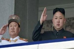 Nhà lãnh đạo Kim Jong-un và ông Choe Ryong-hae. Ảnh: AP.