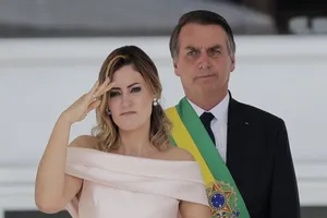 Tổng thống Brazil Jair Bolsonaro và phu nhân . Ảnh: Silvia Izquierdo/AP