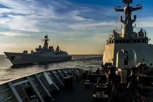 Tàu hộ vệ Hàng Dương (phải) và tàu khu trục Vũ Hán trên Biển Đông hồi tháng 6. Ảnh: PLA