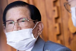 Giáo chủ Tân Thiên Địa - ông Lee Man-hee trong một buổi họp báo ở Seoul vào ngày 2-3. Ảnh: YONHAP NEWS