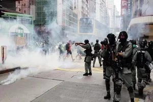 Cảnh sát Hong Kong trong một cuộc biểu tình phản đối luật an ninh quốc gia. Ảnh: SCMP.