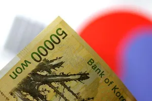 Người dân Hàn Quốc bỏ tiền vào lò vi sóng, máy giặt để khử trùng virus corona. Ảnh: REUTERS