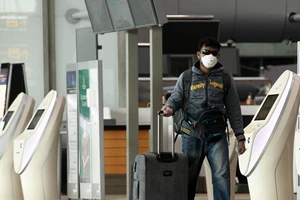 Hành khách đến sân bay quốc tế Changi, Singapore vào tháng 6-2020. Ảnh: AFP/Roslan Rahman.