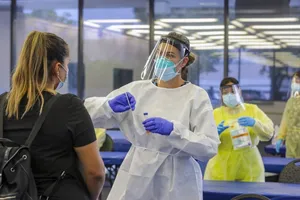 Một y tá hướng dẫn các quy trình xét nghiệm COVID-19 ở Sở Y tế hạt San Bernardino, bang California (Mỹ) ngày 31-7. Ảnh: LA TIMES