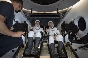 Phi hành gia NASA Robert Behnken (trái) và Douglas Hurley bên trong tàu vũ trụ Crew Dragon Endeavour. Ảnh: AP