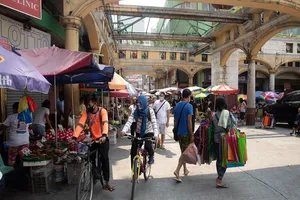 Người dân đeo khẩu trang tại một khu chợ ở thủ đô Manila (Philippines) hôm 27-7. Ảnh: Geric Cruz/Bloomberg