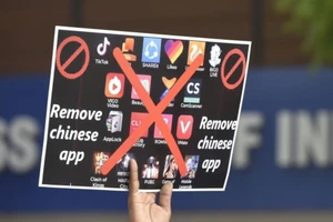 Người dân Ấn Độ cầm tờ áp phích có nội dung tẩy chay các ứng dụng Trung Quốc trong cuộc biểu tình ngày 30-6 ở thủ đô New Delhi (Ấn Độ). Ảnh: GETTY IMAGES