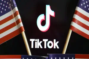 Quốc kỳ Mỹ đặt gần logo TikTok.