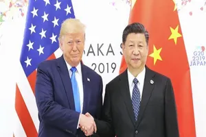 Tổng thống Mỹ Donald Trump (trái) trong cuộc gặp Chủ tịch Trung Quốc Tập Cận Bình tại Osaka, Nhật Bản ngày 29-6-2019. Ảnh: TÂN HOA XÃ.