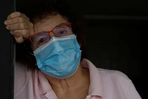 Bà Laura Gross được chữa khỏi COVID-19 hồi tháng 3 nhưng vẫn chịu đựng di chứng dai dẳng suốt bốn tháng qua. Ảnh: REUTERS