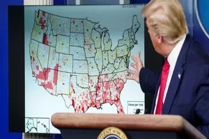 Tổng thống Mỹ Donald Trump trong một cuộc họp bàn về đại dịch COVID-19 ở Nhà Trắng. Ảnh: REUTERS.