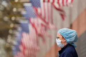Một y tá tại Bệnh viện Elmhurst ở bang New York, Mỹ (Ảnh chụp vào tháng 4-2020). Ảnh: REUTERS