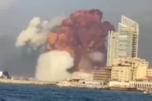 Vụ nổ thứ nhất ở ở thủ đô Beirut của Lebanon ngày 4-8. Ảnh: ITV HUB