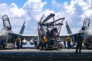 Máy bay quân sự trên tàu sân bay USS Theodore Roosevelt trong đợt tập trận ở Biển Đông vào tháng 4-2018. Ảnh: AFP