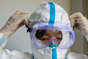 Bác sĩ trang bị bảo hộ trước khi vào khu cách ly của bệnh viện trong đại dịch COVID-19 tại Vũ Hán, Trung Quốc ngày 30-2. 