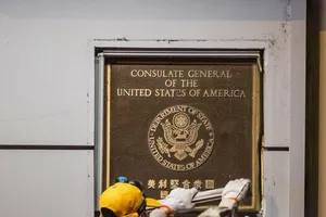 Nhân viên Trung Quốc tháo biển hiệu của lãnh sự quán Mỹ ở Thành Đô. Ảnh: EPA-EFE