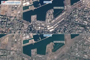 Cảng Beirut (Lebanon) trước khi xảy ra vụ nổ (trên) bị phá hủy sau thảm họa kinh hoàng hôm 4-8 (dưới). Ảnh: ROSCOSMOS