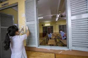 Trường học ở TP.HCM vệ sinh, khử khuẩn trước kỳ thi đặc biệt 