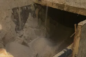 Đầu đường bí mật bị bỏ dở ở TP San Luis, bang Arizona (Mỹ) hôm 4-8. Ảnh: AP