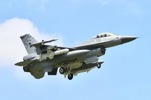 Hình ảnh chiếc máy bay tiêm kích F-16 mang theo tên lửa diệt hạm AGM-84. Ảnh: LIBERTY NEWS
