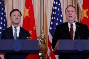 Ông Dương Khiết Trì và ông Mike Pompeo trong cuộc gặp hồi tháng 6 ở Hawaii. Ảnh: REUTERS