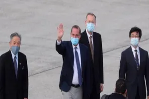 Ông Alex Azar (người thứ hai từ trái qua) trong chuyến thăm lịch sử đến Đài Loan. Ảnh: AFP