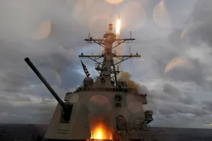 Khu trục hạm USS Mustin khai hoả tên lửa trong một cuộc diễn tập bắn đạn thật ở biển Philippines hồi tháng 5. Ảnh: REUTERS