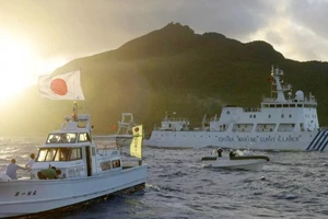 Một tàu giám sát của Trung Quốc (phải) đi qua quần đảo Senkaku, hiện do Nhật Bản kiểm soát nhưng Trung Quốc cũng tuyên bố chủ quyền và gọi là Điếu Ngư. Ảnh: KYODO