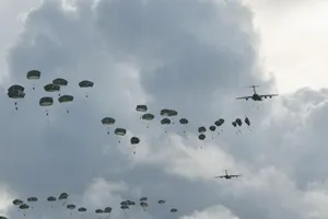 350 lính dù thuộc Sư đoàn bộ binh 25 của Lục quân Mỹ luyện tập đổ bộ đánh chiếm một sân bay mô phỏng của đối phương hồi tháng 7. Ảnh: KHÔNG QUÂN MỸ