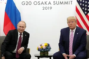 Tổng thống Mỹ Donald Trump (phải) và Tổng thống Nga Vladimir Putin (trái) gặp nhau bên lề hội nghị thượng đỉnh G20 năm 2019 tại Nhật Bản. Ảnh: SPUTNIK